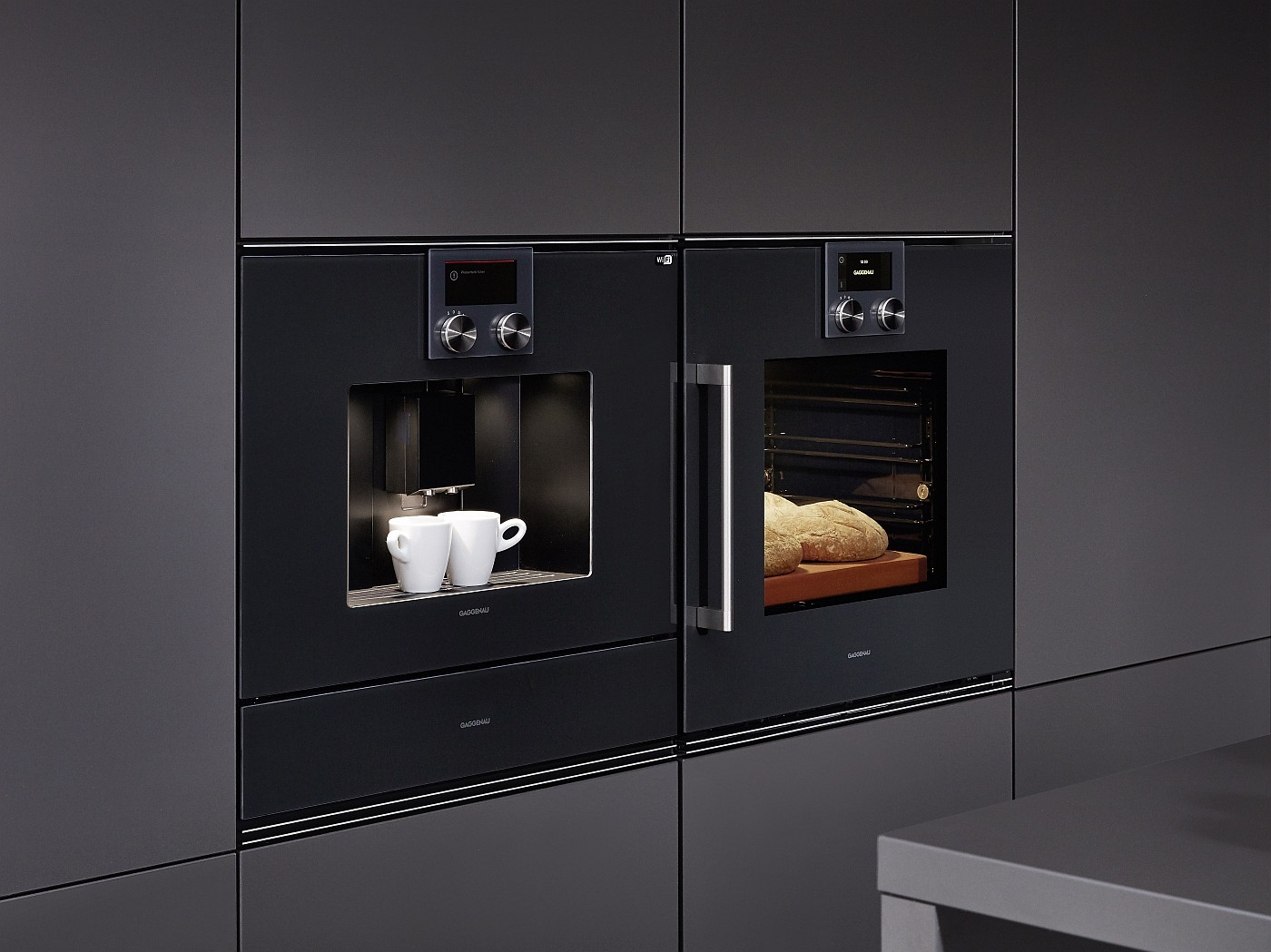 Einbau-Kaffeevollautomat von Gaggenau mit Wärmeschublade darunter und daneben Backofen Geräte Gaggenau Küche Nobilia