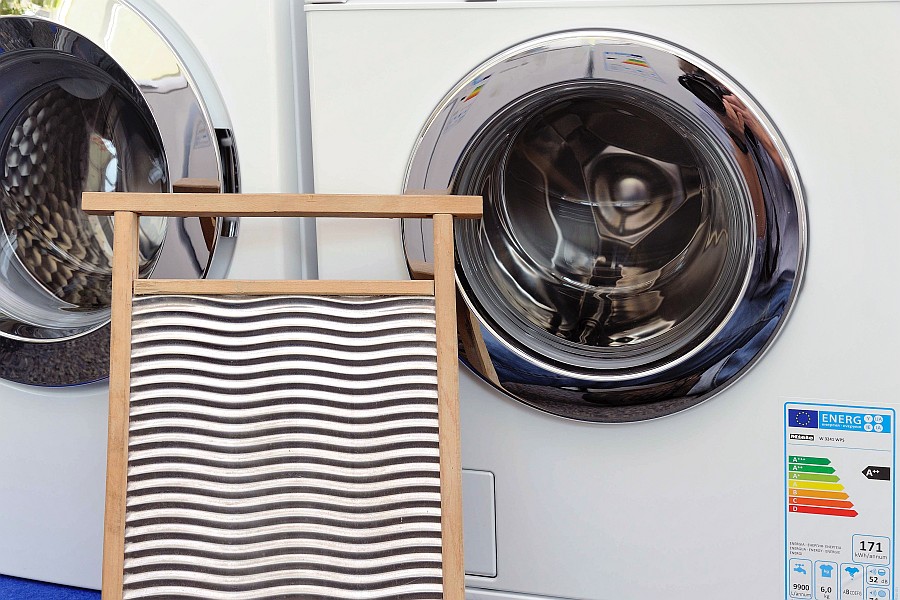 Waschmaschine und Waschbrett aus alter Zeit
