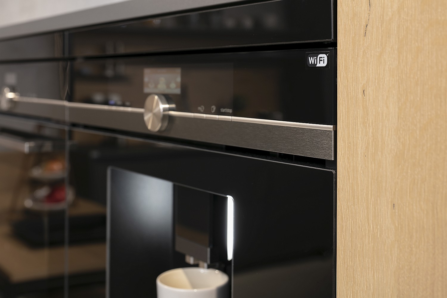 Einbau-Kaffeevollautomat von Siemens mit WiFi-Zeichen Home-Connect